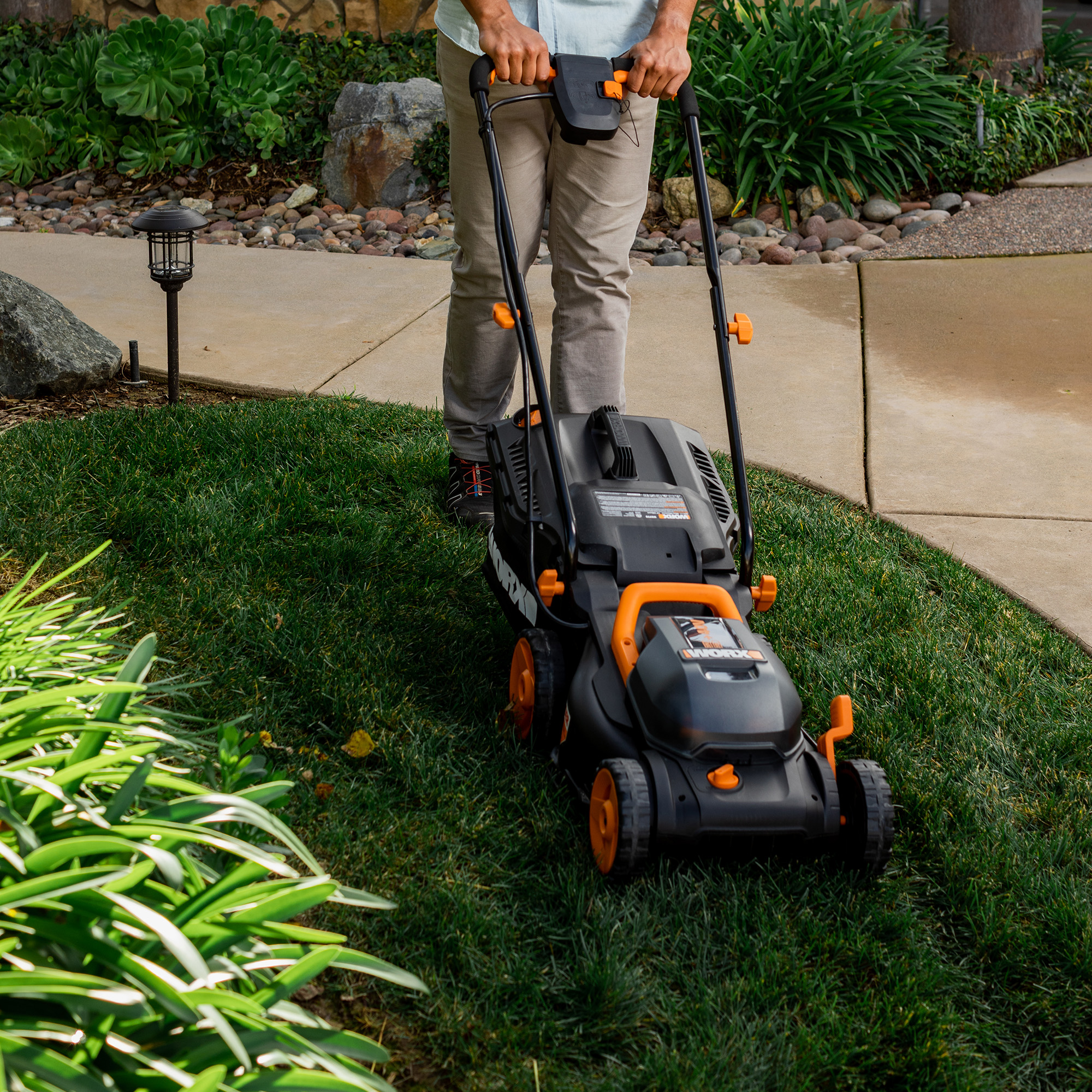 WORX 40V 14 in Mower_wg779-lifestyle2.jpg